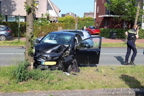 Automobilist valt in slaap en rijdt tegen boom in Blaricum