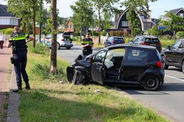 Automobilist valt in slaap en rijdt tegen boom in Blaricum