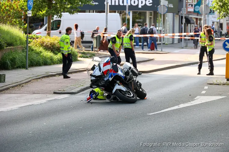 Fietser gewond na aanrijding met politiemotor in Hilversum
