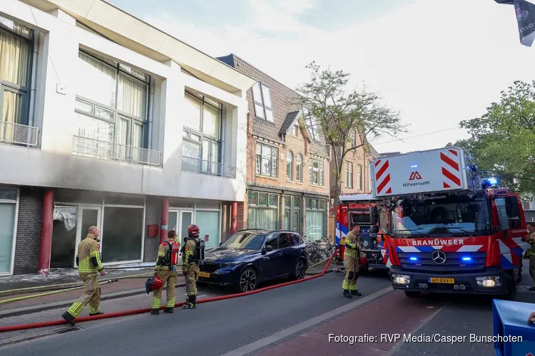 Brand in gebouw nadat man met benzinetank bezig is in Hilversum