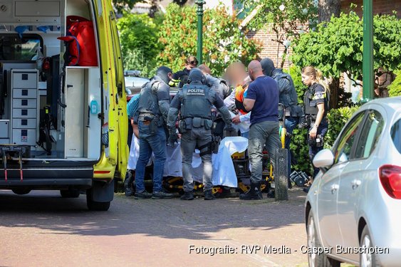 Verwarde man met steekwond houdt Huizen middag lang bezig