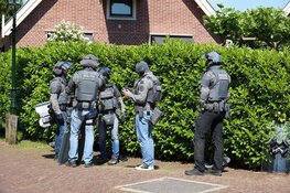 Verwarde man met steekwond houdt Huizen middag lang bezig