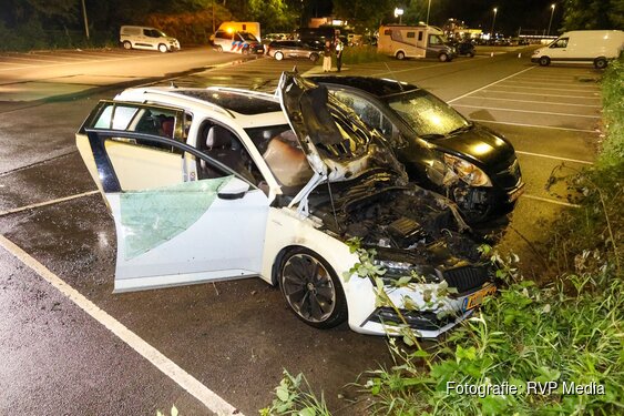 Twee geparkeerde auto's beschadigd door brand