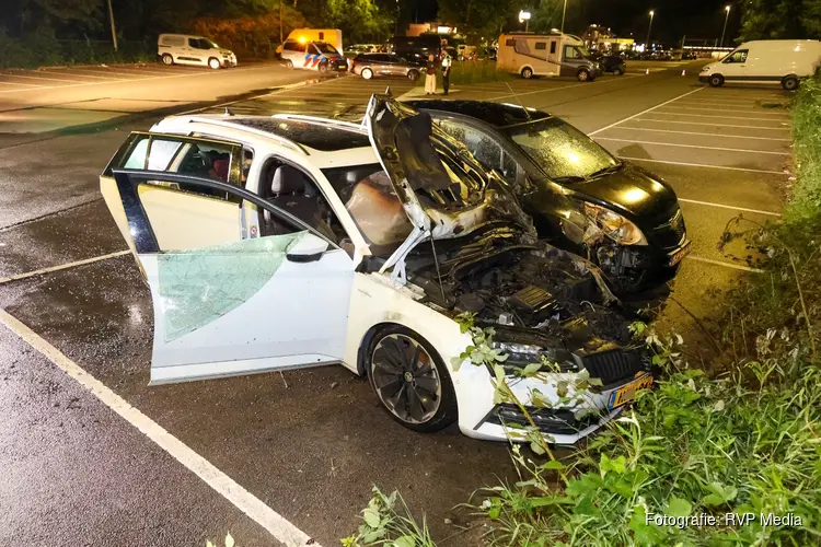 Twee geparkeerde auto's beschadigd door brand
