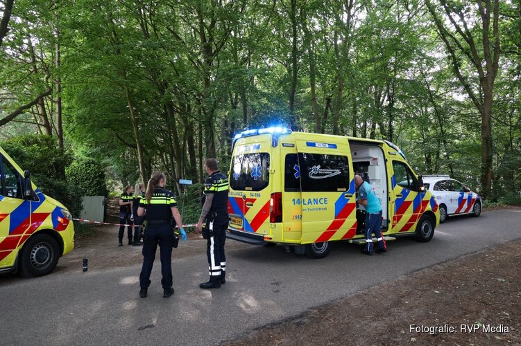 Twee fietsers raken gewond na botsing in Naarden. Traumahelikopter landt op weiland