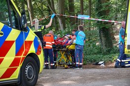 Twee fietsers raken gewond na botsing in Naarden. Traumahelikopter landt op weiland