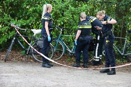 Twee fietsers raken gewond na botsing in Naarden. Traumahelikopter landt op weiland