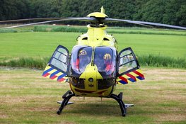 Twee fietsers raken gewond na botsing in Naarden. Traumahelikopter landt op weiland