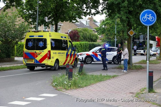 Motorrijder komt in botsing met afslaande auto in Naarden en raakt gewond