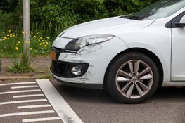 Motorrijder komt in botsing met afslaande auto in Naarden en raakt gewond