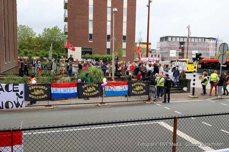 Voor- en tegen demonstratie vanwege plannen twee AZC's Hilversum