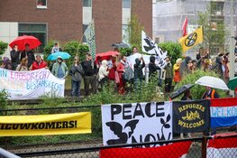 Voor- en tegen demonstratie vanwege plannen twee AZC's Hilversum