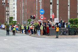 Voor- en tegen demonstratie vanwege plannen twee AZC's Hilversum