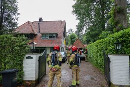 Bliksem ingeslagen op woning in Huizen