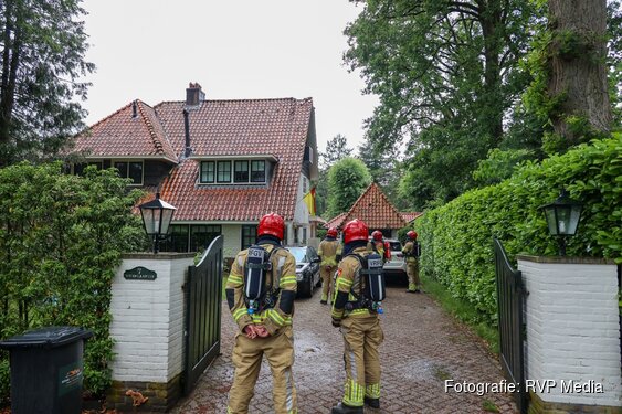 Bliksem ingeslagen op woning in Huizen