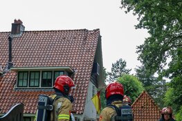 Bliksem ingeslagen op woning in Huizen