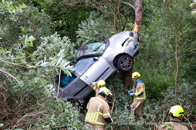Auto eindigt verticaal tegen boom na ongeval op A1 bij Naarden