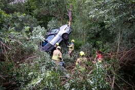 Auto eindigt verticaal tegen boom na ongeval op A1 bij Naarden