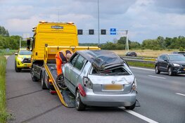 Auto eindigt verticaal tegen boom na ongeval op A1 bij Naarden