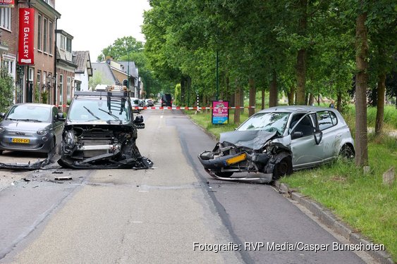 Twee gewonden na frontale botsing tussen personenauto en bestelbus in 'S-Graveland