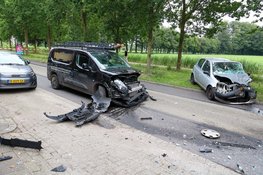 Twee gewonden na frontale botsing tussen personenauto en bestelbus in 'S-Graveland