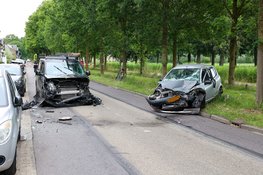 Twee gewonden na frontale botsing tussen personenauto en bestelbus in 'S-Graveland