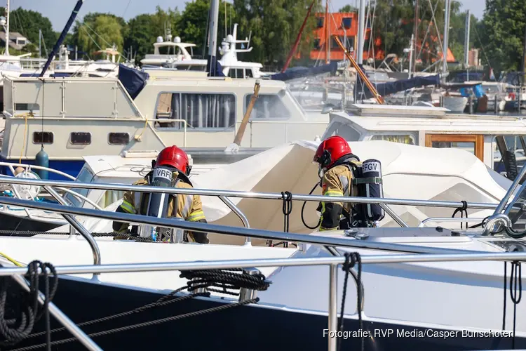 Brandweer opgeroepen voor brand aan boord van boot in Naarden