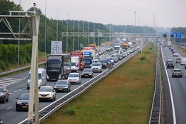 Meerdere voertuigen betrokken bij ongeval op A1 bij Naarden, flinke vertraging in ochtendspits