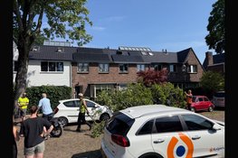 Grote tak breekt af en valt op twee auto's