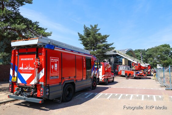 Brand op dak van fitnessclub in Bussum, pand ontruimd