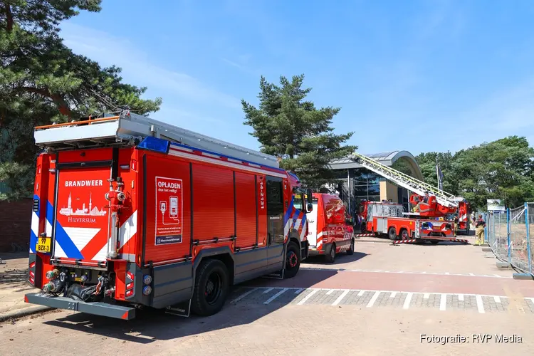 Brand op dak van fitnessclub in Bussum, pand ontruimd