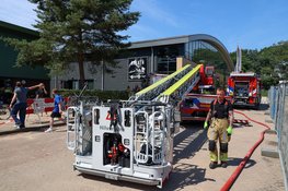 Brand op dak van fitnessclub in Bussum, pand ontruimd