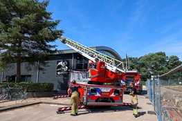 Brand op dak van fitnessclub in Bussum, pand ontruimd