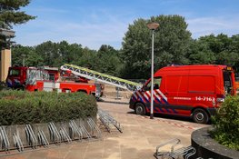 Brand op dak van fitnessclub in Bussum, pand ontruimd