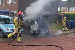 Geparkeerde auto door brand verwoest in Blaricum