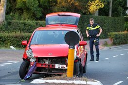 Veel schade na botsing tussen twee auto’s in Laren