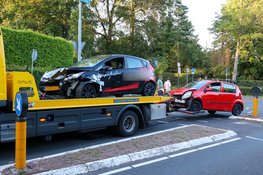Veel schade na botsing tussen twee auto’s in Laren