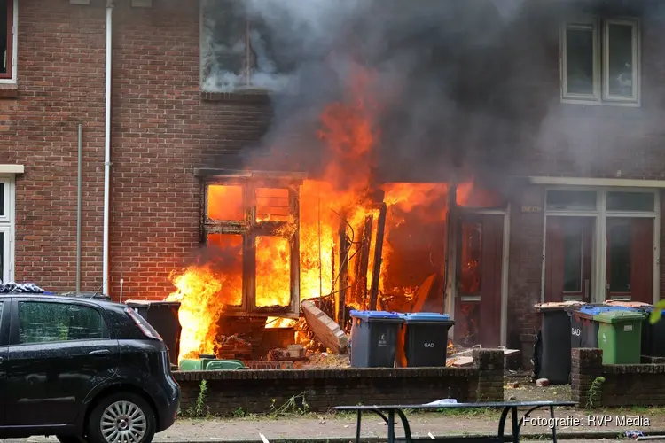 Grote uitslaande brand in woning Huizen
