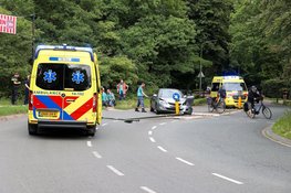 Auto met daarin drie kinderen en moeder botsten tegen lantaarnpaal in Blaricum