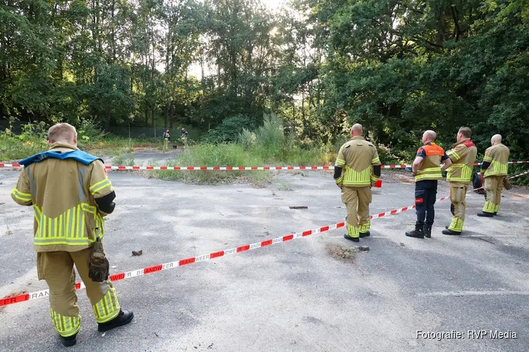 Brandweer doet onderzoek na aantreffen jerrycan op braakliggend terrein