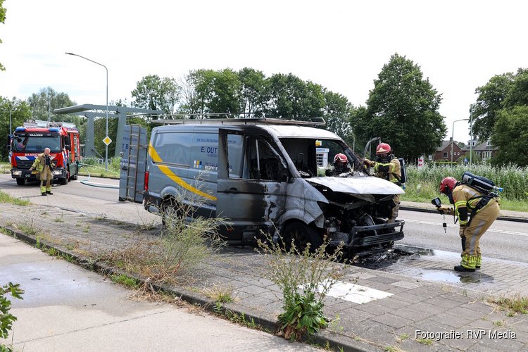 Bestelbus in brand gevlogen tijdens het rijden in Naarden