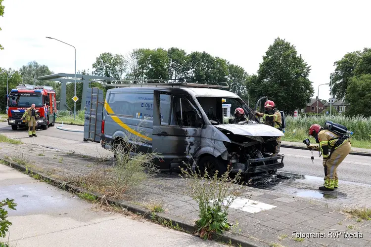 Bestelbus in brand gevlogen tijdens het rijden in Naarden