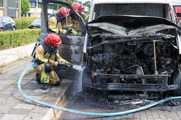 Bestelbus in brand gevlogen tijdens het rijden in Naarden