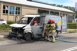 Bestelbus in brand gevlogen tijdens het rijden in Naarden