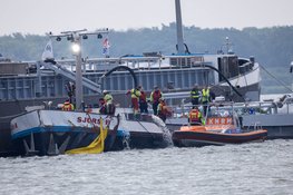 Schip vaart tegen brug bij Naarden