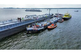 Schip vaart tegen brug bij Naarden