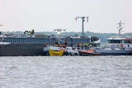 Schip vaart tegen brug bij Naarden