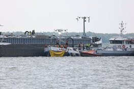 Schip vaart tegen brug bij Naarden