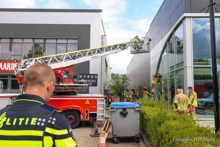 Brand ontstaan in spouwmuur tijdens onkruid wegbranden bij de KIA dealer in Naarden