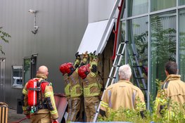 Brand ontstaan in spouwmuur tijdens onkruid wegbranden bij de KIA dealer in Naarden